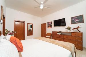 Postel nebo postele na pokoji v ubytování Suites at Grand Laguna Beach by Calisto Stays