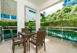 Bazén v ubytování Suites at Grand Laguna Beach by Calisto Stays nebo v jeho okolí