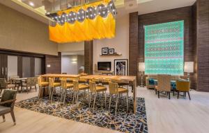 Hampton Inn & Suites Dallas-The Colony tesisinde bir oturma alanı