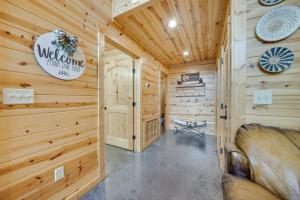 Fotografie z fotogalerie ubytování Penny Lane Lodge Broken Bow Cabin Less Than 6 Mi to Lake v destinaci Broken Bow