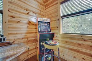 Fotografie z fotogalerie ubytování Penny Lane Lodge Broken Bow Cabin Less Than 6 Mi to Lake v destinaci Broken Bow
