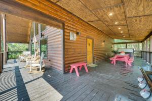 Fotografie z fotogalerie ubytování Penny Lane Lodge Broken Bow Cabin Less Than 6 Mi to Lake v destinaci Broken Bow
