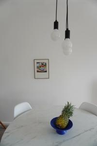 a table with a pineapple on a blue plate at Wohnen im alten Standesamt in Pasewalk