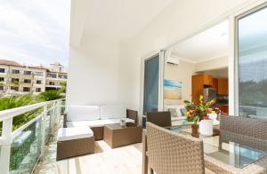 Posezení v ubytování Suites at Grand Laguna Beach by Calisto Stays