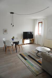 a living room with a couch and a table at Wohnen im alten Standesamt in Pasewalk