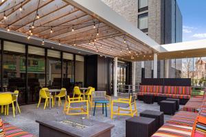 Home2 Suites by Hilton Des Moines at Drake University的休息区