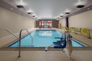 Home2 Suites by Hilton Des Moines at Drake University内部或周边的泳池