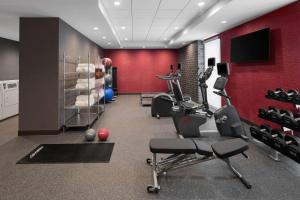 Home2 Suites by Hilton Des Moines at Drake University的健身中心和/或健身设施