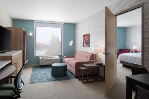 Home2 Suites by Hilton Des Moines at Drake University客房内的一张或多张床位