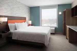 Home2 Suites by Hilton Des Moines at Drake University客房内的一张或多张床位