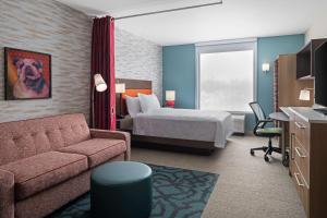Home2 Suites by Hilton Des Moines at Drake University客房内的一张或多张床位