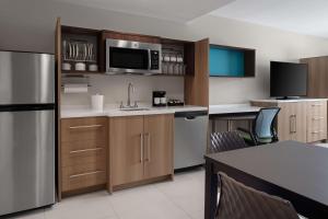 Home2 Suites by Hilton Des Moines at Drake University的厨房或小厨房