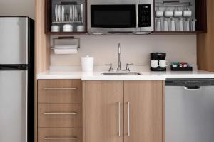 Home2 Suites by Hilton Des Moines at Drake University的厨房或小厨房