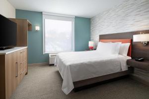 Home2 Suites by Hilton Des Moines at Drake University客房内的一张或多张床位