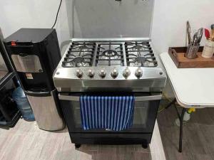 una estufa de acero inoxidable en una cocina junto a un mostrador en Las Villas Taxisco en Taxisco