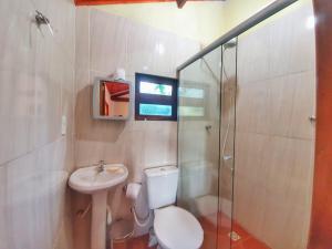 uma casa de banho com um WC, um lavatório e um chuveiro em Chalé e Camping Elementais em São Thomé das Letras