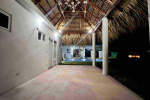 un pasillo vacío de una casa con techo de paja en Las Villas Taxisco en Taxisco