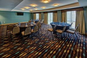 una sala de conferencias con mesas y sillas largas en Hampton Inn & Suites Destin, en Destin