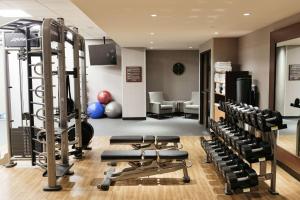 Posilňovňa alebo fitness centrum v ubytovaní Revel Hotel, Tapestry Collection By Hilton