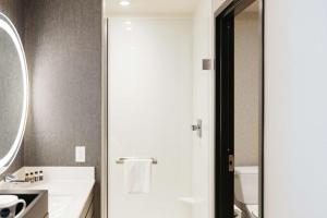 Kamar mandi di Revel Hotel, Tapestry Collection By Hilton