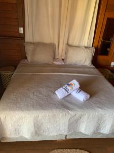dos rollos de papel higiénico sentados en una cama en Pousada BANGALÔS SOL DE LAGOINHA, en Paraipaba