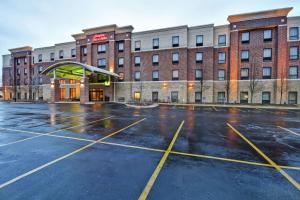 un parcheggio vuoto di fronte a un edificio di Hampton Inn & Suites Detroit-Canton a Canton