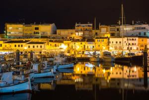 Widok na miasto Sant Lluis z tej willi