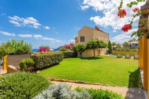 パノルモス・レティムノにあるVilla Liakadaの家庭と海を背景にした庭園