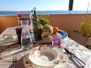 uma mesa com um prato de comida em cima em Villa Ana em Petrcane