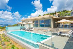 une villa avec une piscine et une maison dans l'établissement Villa Lassi Illios, à Céphalonie