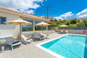 The swimming pool at or close to Villa Lassi Illios