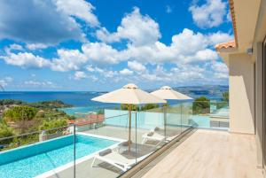 The swimming pool at or close to Villa Lassi Illios