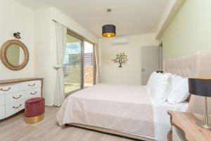 A bed or beds in a room at Villa Lassi Illios