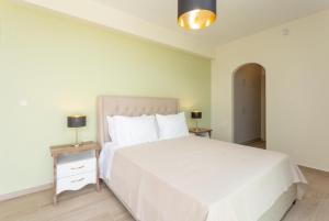 A bed or beds in a room at Villa Lassi Illios