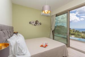A bed or beds in a room at Villa Lassi Illios