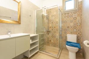 A bathroom at Villa Lassi Illios Még 37 kép