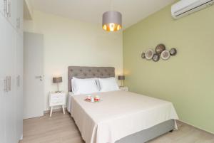 A bed or beds in a room at Villa Lassi Illios