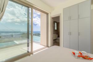 A bed or beds in a room at Villa Lassi Illios