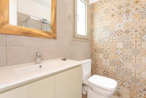 A bathroom at Villa Lassi Illios