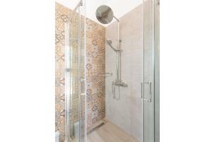 A bathroom at Villa Lassi Illios