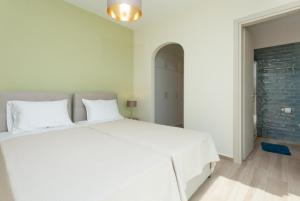 A bed or beds in a room at Villa Lassi Illios