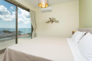 A bed or beds in a room at Villa Lassi Illios