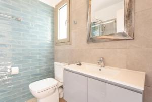 A bathroom at Villa Lassi Illios