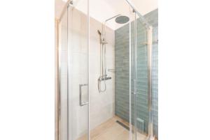 A bathroom at Villa Lassi Illios