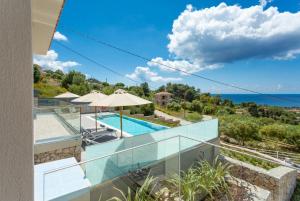 een villa met uitzicht op de oceaan bij Villa Lassi Illios in Kefallonia