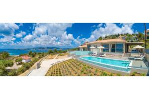 The swimming pool at or close to Villa Lassi Illios