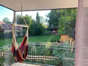 a hammock hanging on a balcony with a view of a yard at Kempten zentral im Grünen in Kempten