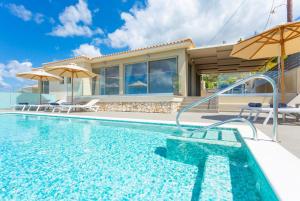 The swimming pool at or close to Villa Lassi Illios
