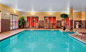 uma grande piscina com água azul num quarto de hotel em Hampton Inn & Suites Detroit/Airport Romulus em Romulus