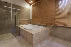 a large bathroom with a tub and a shower at Pouso Alforria in Tiradentes